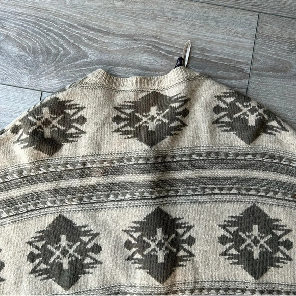 Kerisma Pure Lambswool  Aztec Poncho - Picture 11 of 12